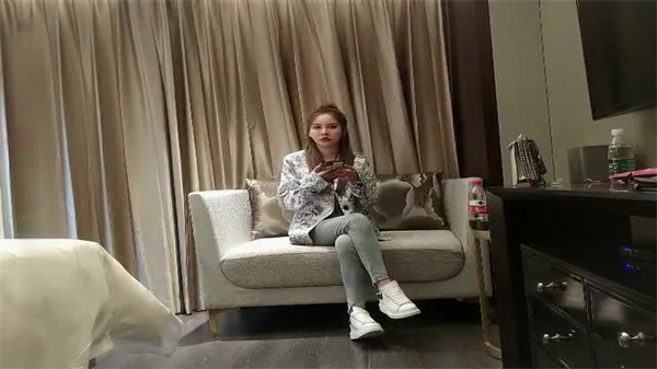 高马尾网红紧身牛仔裤秀美腿，小伙插得直呼过瘾！