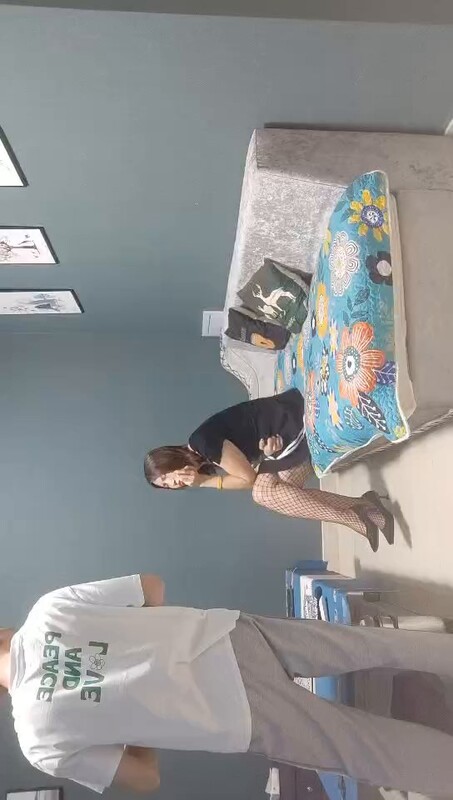 小狐狸娱乐黑丝御姐张开双腿自慰揉穴，撩裙后入镜头前狂操丰臀