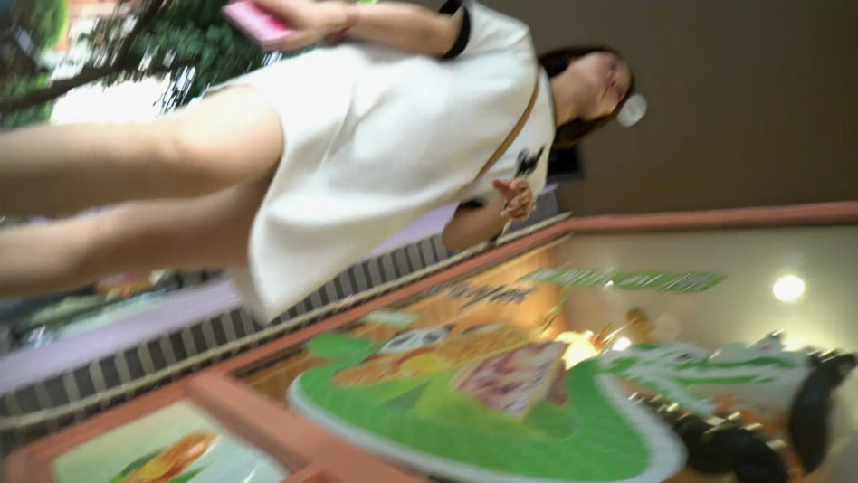 步行街偷窥：穿大T恤的美少妇与男友激情逛街，抄底诱惑全记录